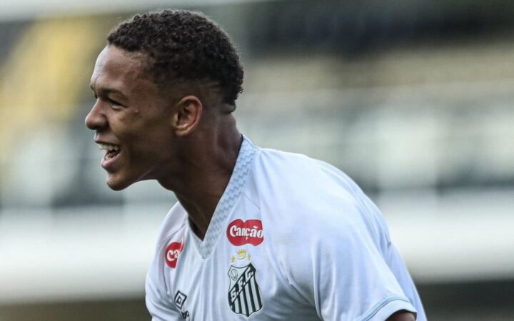 Novo craque da base do Santos assina 1º contrato com valor milionário