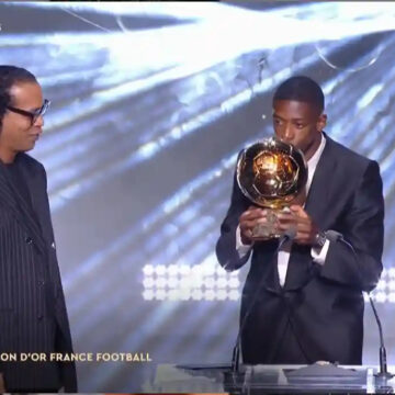 Ronaldinho entrega prêmio; Dembélé se emociona e chora no discurso. Veja vídeo