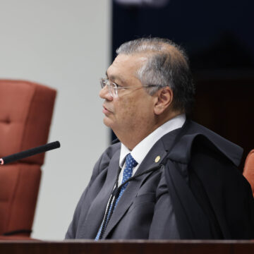 Flávio Dino acompanha Moraes e vota pela condenação de Bolsonaro