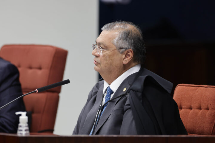 Flávio Dino acompanha Moraes e vota pela condenação de Bolsonaro