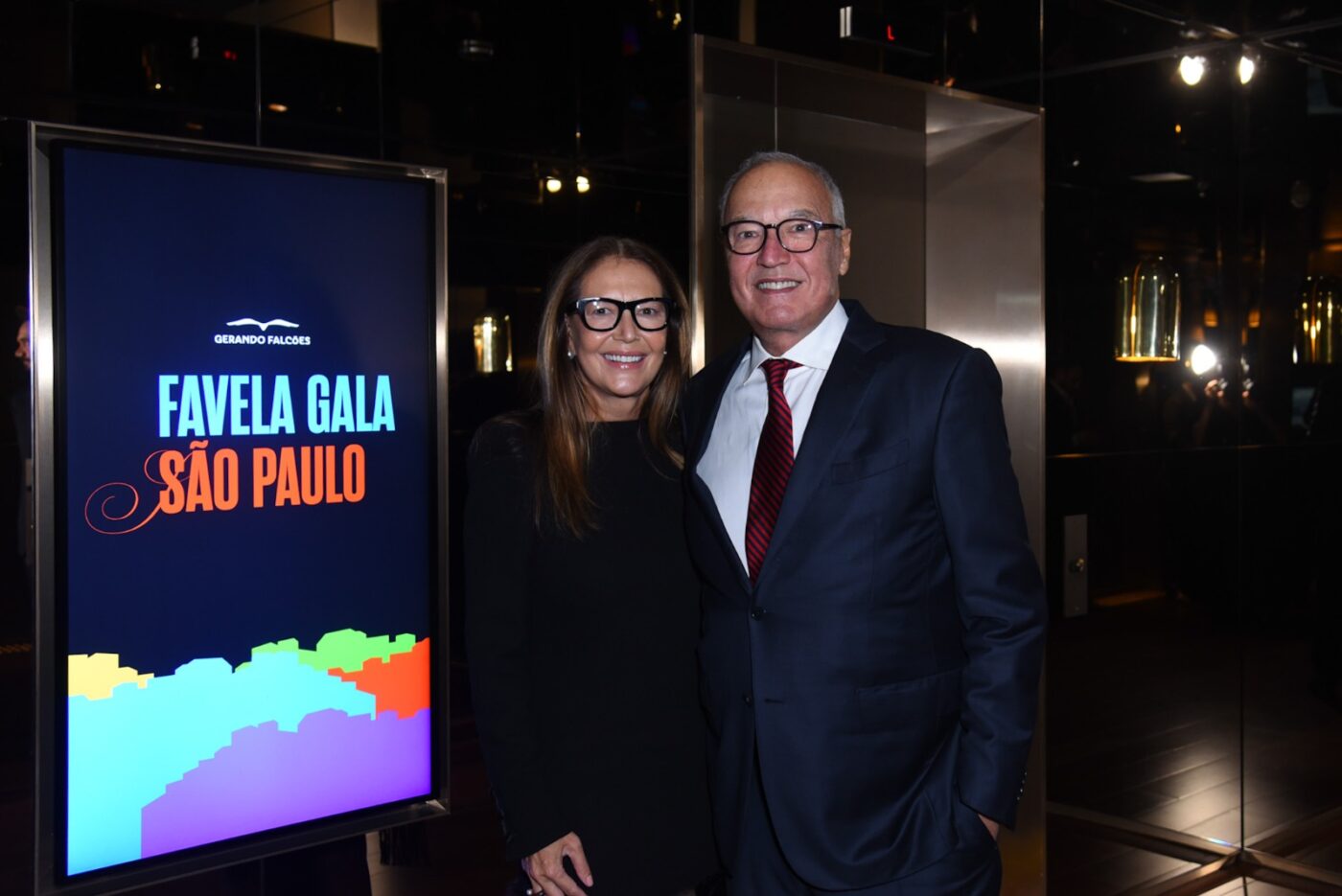 Donata Meirelles e Nizan Guanaes participam de jantar beneficente da Gerando Falcões em São Paulo