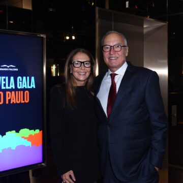 Donata Meirelles e Nizan Guanaes participam de jantar beneficente da Gerando Falcões em São Paulo