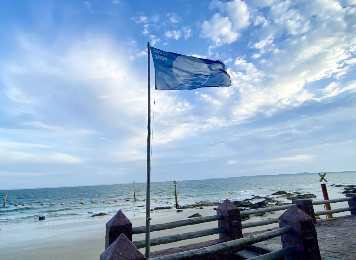 Setur-BA firma parceria para ampliar certificações da Bandeira Azul em praias baianas