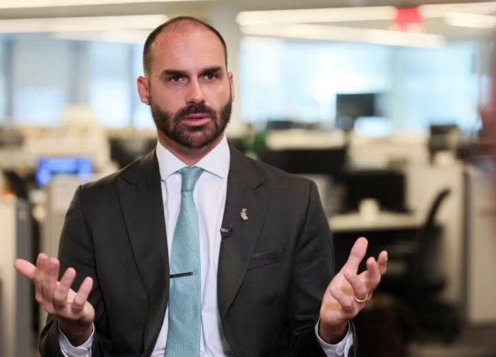 Moraes envia à PGR pedido de prisão preventiva de Eduardo Bolsonaro