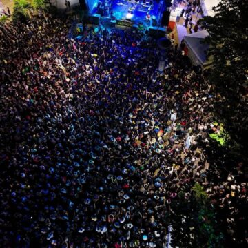 Festival da Primavera encerra edição com homenagem a Raul Seixas e clima carnavalesco na orla de Salvador