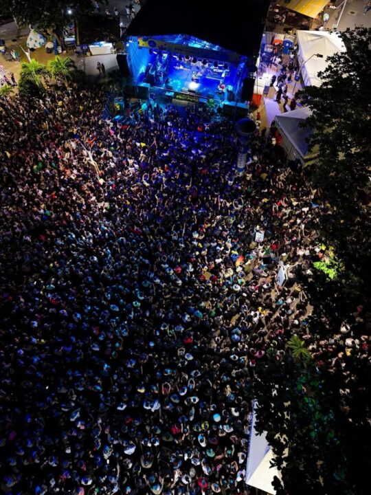 Festival da Primavera encerra edição com homenagem a Raul Seixas e clima carnavalesco na orla de Salvador