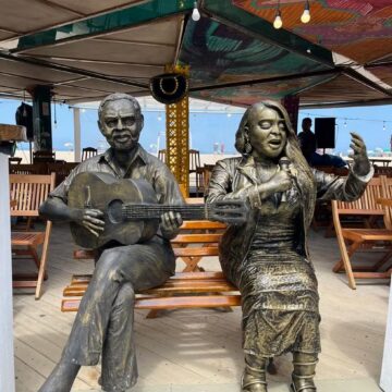 Estátua de Preta Gil é inaugurada ao lado da de Gilberto Gil em Copacabana
