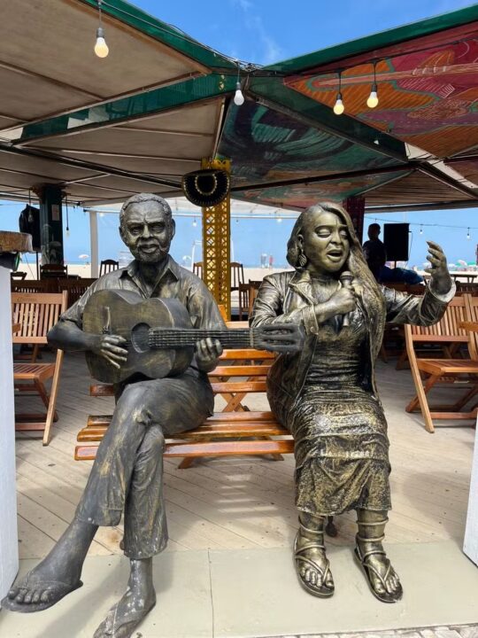 Estátua de Preta Gil é inaugurada ao lado da de Gilberto Gil em Copacabana