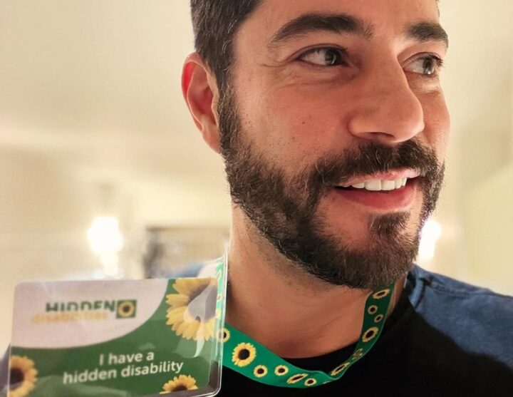 Evaristo Costa fala sobre constrangimento em avião por causa da doença de Crohn