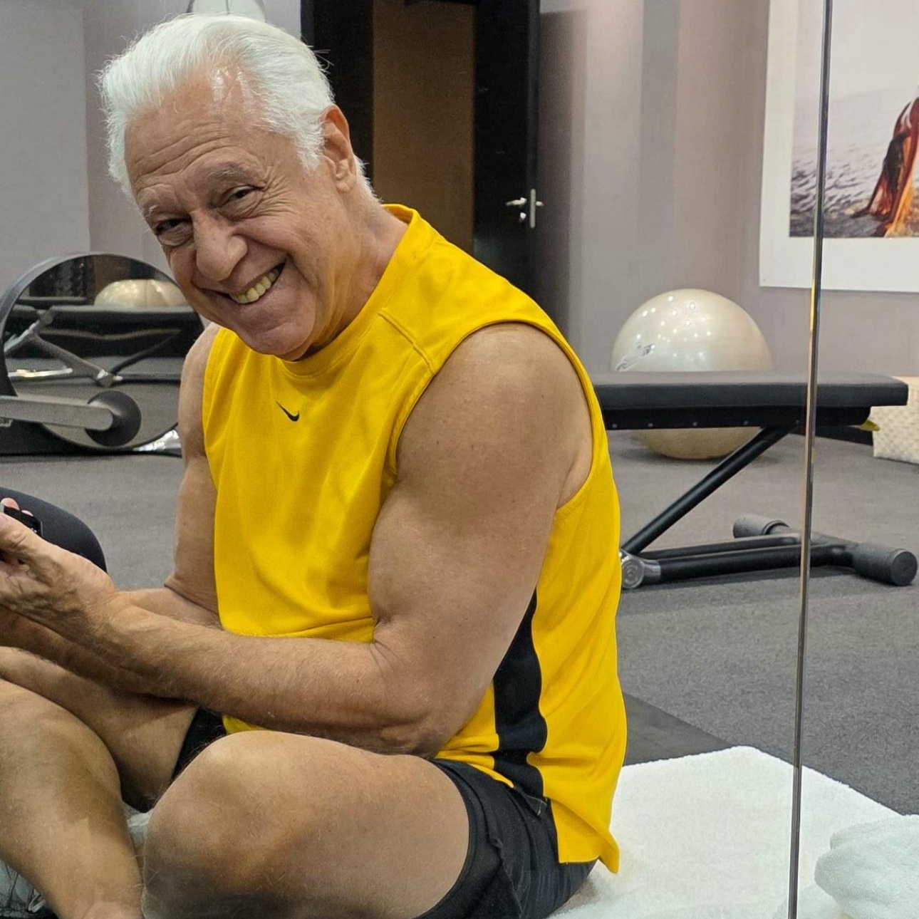 Aos 76 anos, Antônio Fagundes exibe braço musculoso na academia e brinca: ‘Tá pago’