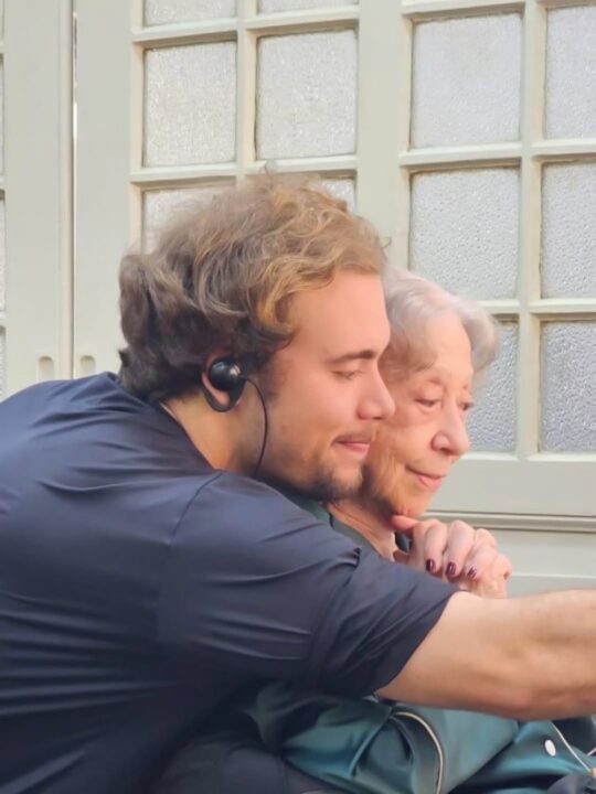 Fernanda Montenegro atua em série dirigida pelo neto e brinca: ‘Uma boa luz deixa uma avó feliz’