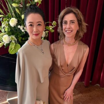 Fernanda Torres posa com Zhao Tao no Festival de Veneza