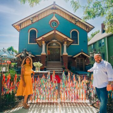 Restaurante brasileiro nos EUA recria fachada da Igreja do Bonfim com 30 mil fitinhas coloridas