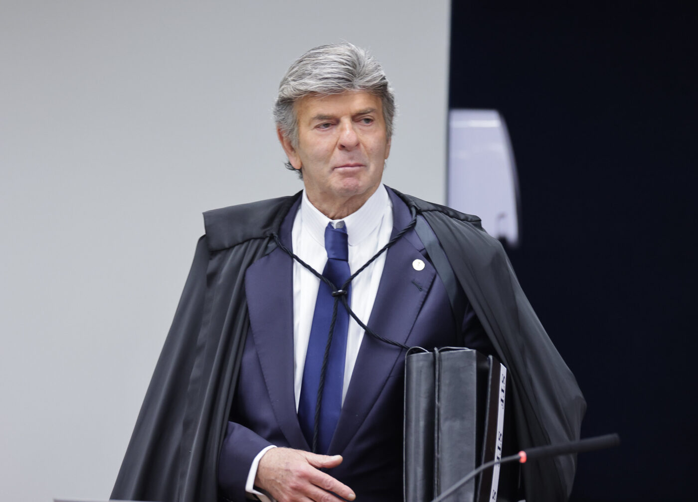 Luiz Fux diverge de Moraes e Dino e pede nulidade no processo da trama golpista