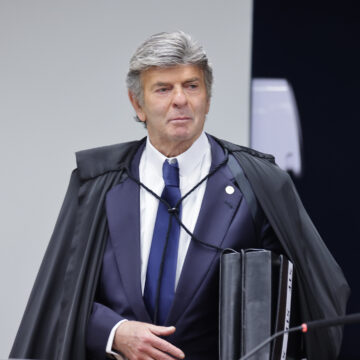 Luiz Fux diverge de Moraes e Dino e pede nulidade no processo da trama golpista