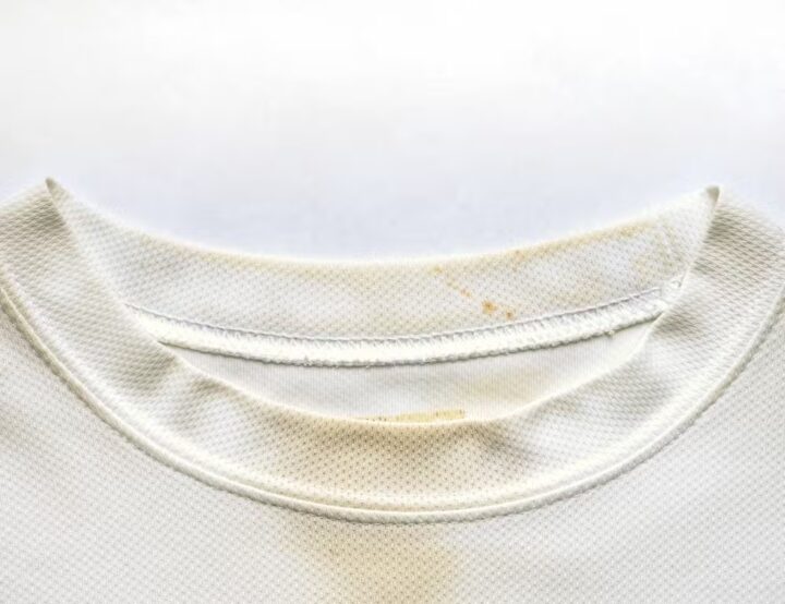 Cientistas descobrem forma surpreendente de eliminar manchas amarelas das roupas