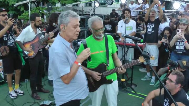 Gilberto Gil e Chico Buarque cantam ‘Cálice’ durante protestos em Copacabana