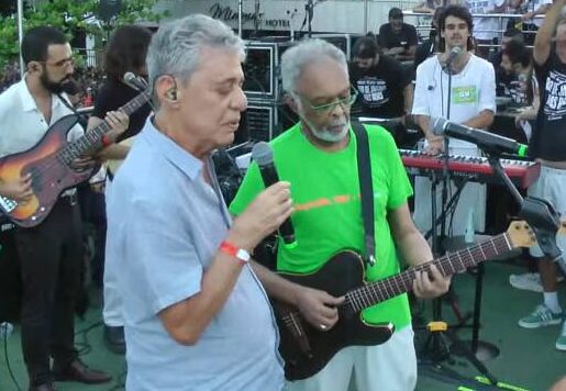 Gilberto Gil e Chico Buarque cantam ‘Cálice’ durante protestos em Copacabana
