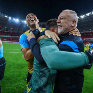 Grêmio vence GreNal com virada, 3 pênaltis para o Inter e confusão no fim. Veja como foi