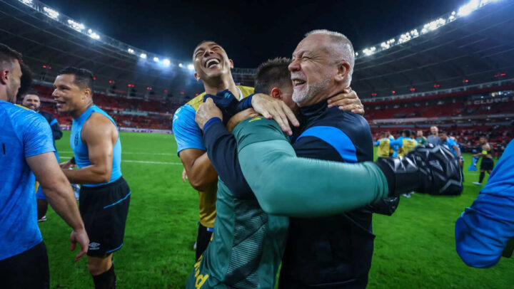 Grêmio vence GreNal com virada, 3 pênaltis para o Inter e confusão no fim. Veja como foi