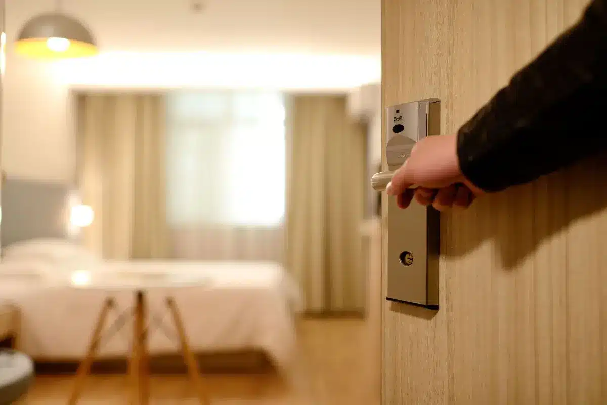 Governo brasileiro adota medida que moderniza sistema de hospedagem no país; entenda