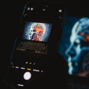Sete em cada dez estudantes do ensino médio usam inteligência artificial para pesquisas escolares, aponta estudo