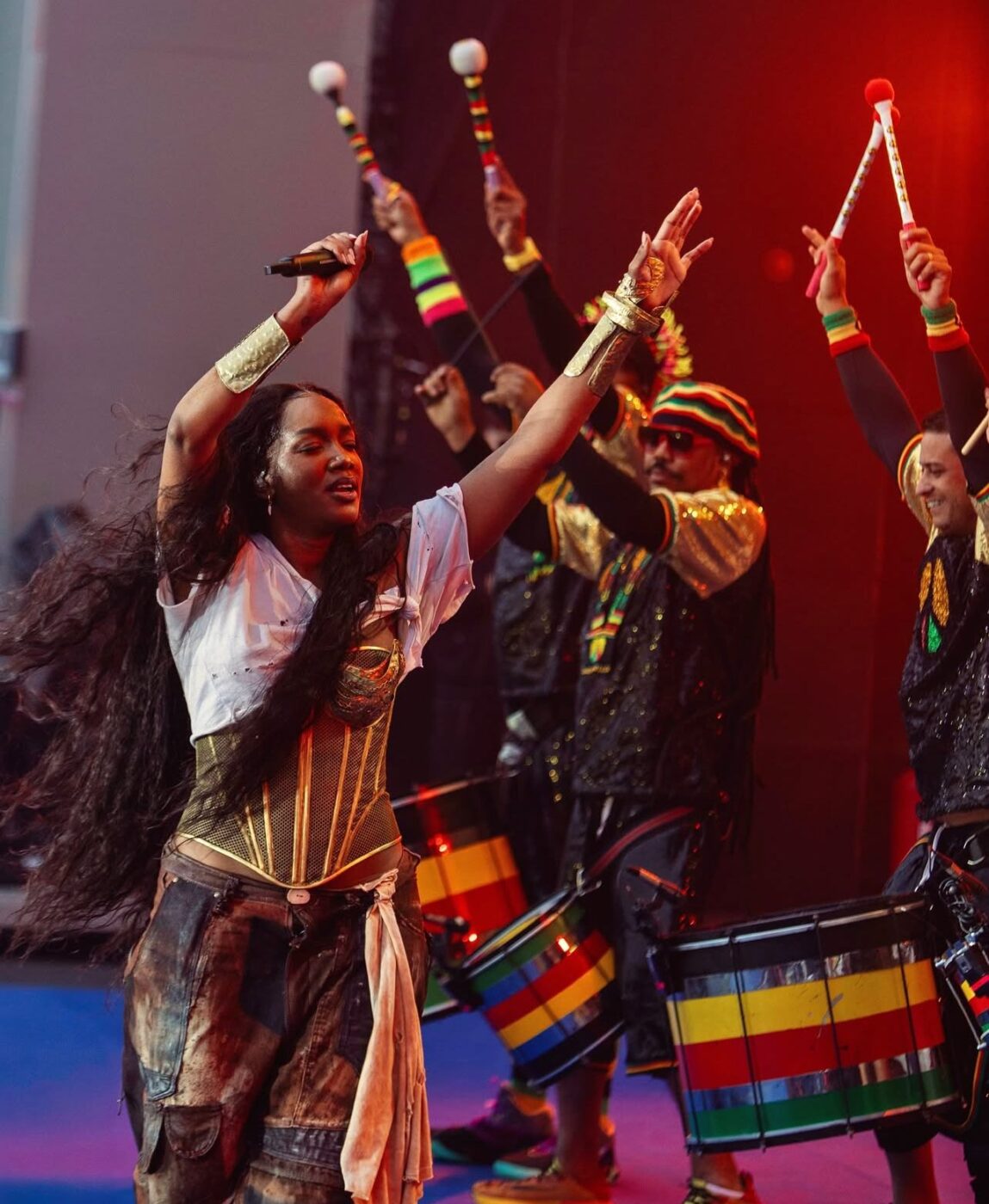 Iza canta com Olodum no palco do The Town: ‘Tesouro vivo’