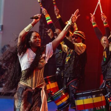 Iza canta com Olodum no palco do The Town: ‘Tesouro vivo’