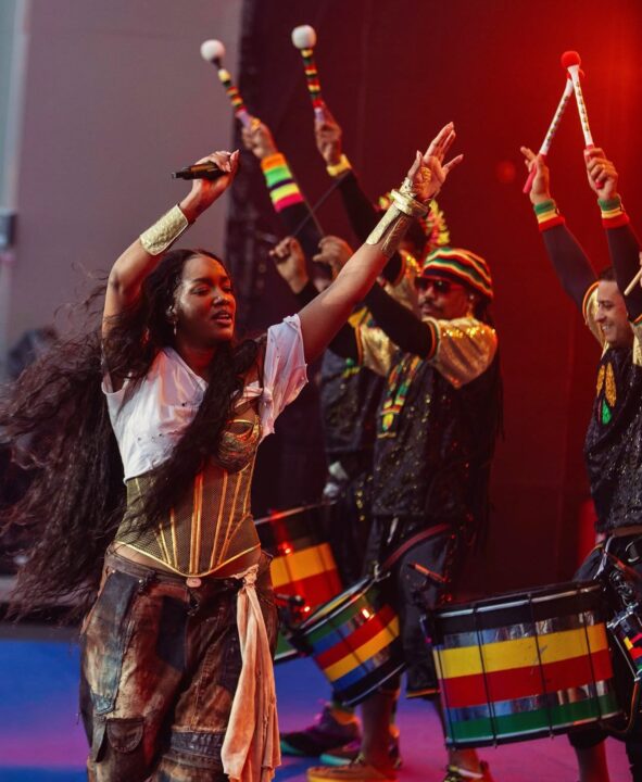 Iza canta com Olodum no palco do The Town: ‘Tesouro vivo’