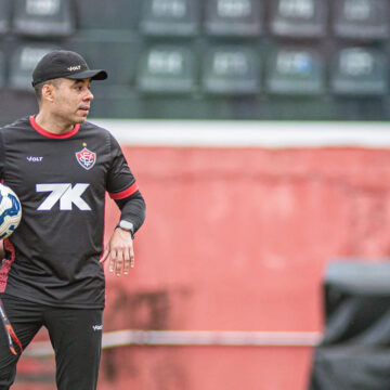 Jair Ventura elogia performance do Vitória e mantém otimismo para sair do Z-4