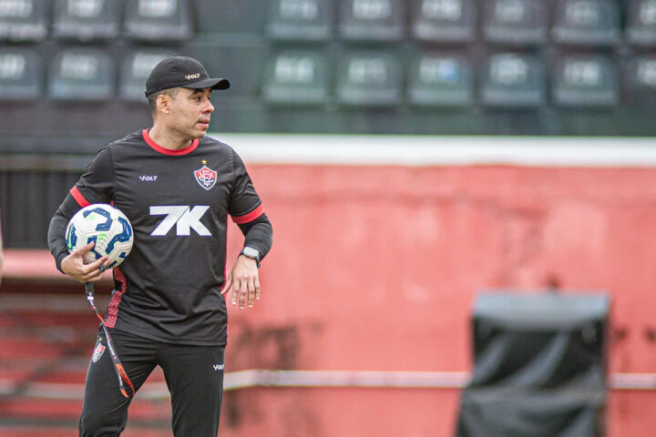 Jair Ventura elogia performance do Vitória e mantém otimismo para sair do Z-4