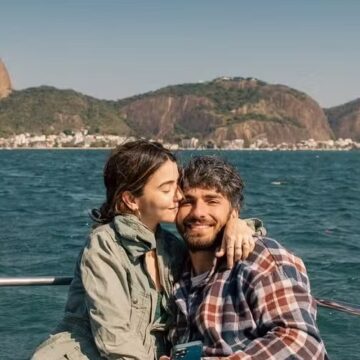 Hugo Moura compartilha passeio de barco com a namorada e a filha, Maria Flor