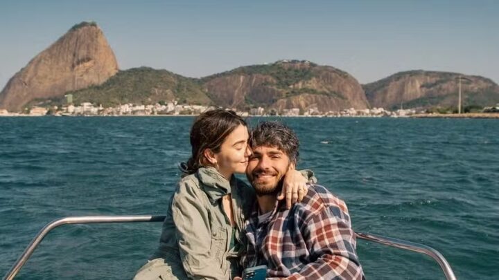 Hugo Moura compartilha passeio de barco com a namorada e a filha, Maria Flor