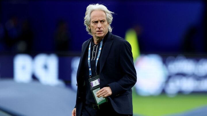 Jorge Jesus ‘sincerão’ diz que jogador brasileiro “como ponta, nunca será grande”