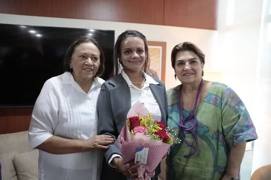 Juliana Soares, agredida com 61 socos em tentativa de feminicídio, se encontra com ministra e governadora e mostra recuperação
