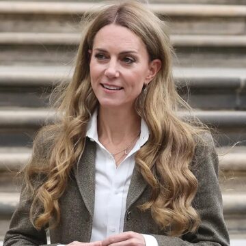 Kate Middleton muda visual e surge loira durante compromisso oficial em Londres