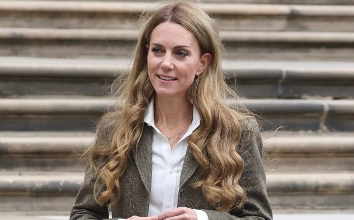 Kate Middleton muda visual e surge loira durante compromisso oficial em Londres