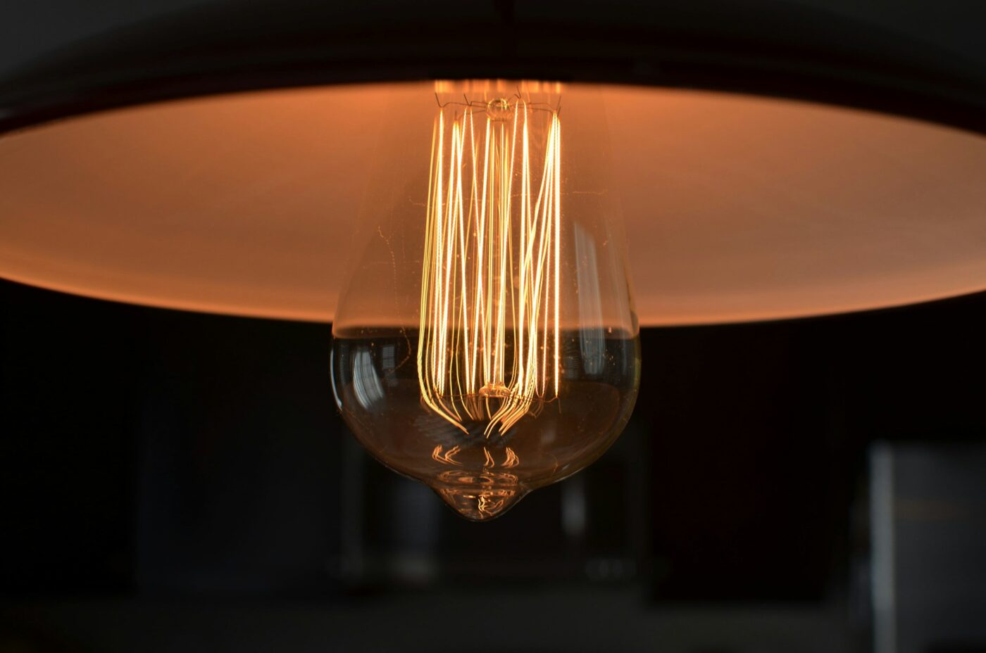 Conta de luz ficará mais barata em outubro, anuncia Aneel