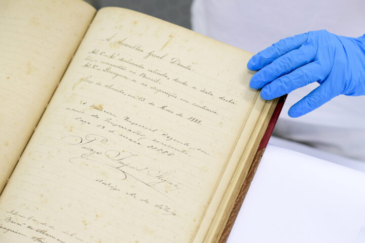 Cartas de Dom Pedro II e original da Lei Áurea são expostos em mostra na Alba