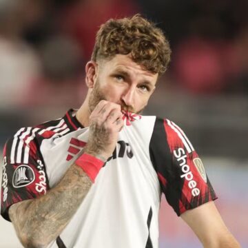 Golaço de pênalti? Léo Pereira surpreende com cobrança na classificação do Fla. Veja vídeo