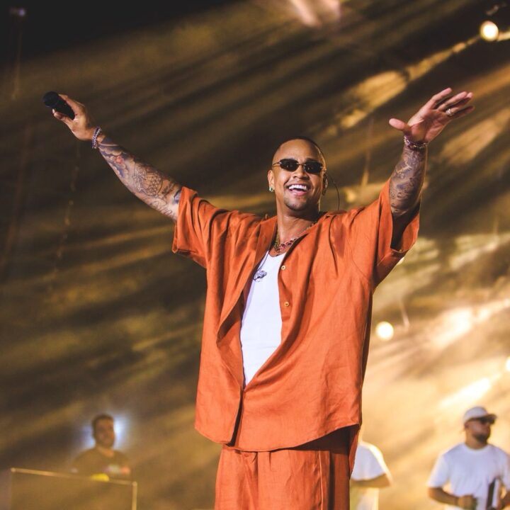 Leo Santana comanda festa pé na areia neste sábado (15) em Salvador