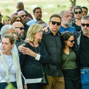 Influenciador JP Mantovani é sepultado em São Paulo após acidente de moto