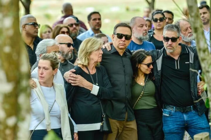 Influenciador JP Mantovani é sepultado em São Paulo após acidente de moto