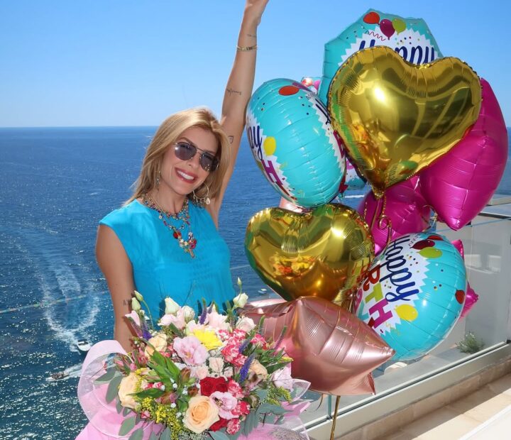 Lore Improta celebra aniversário com passeio de barco na Costa Amalfitana