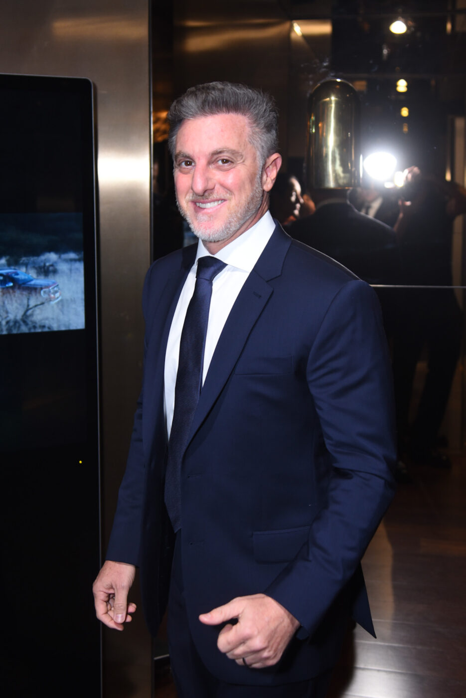 Luciano Huck prestigia jantar beneficente Favela Gala no Rosewood, em São Paulo