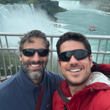 Marco Pigossi surge em clique raro com o marido durante viagem nos EUA; veja fotos