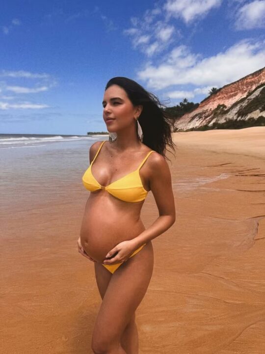 Grávida, Mariana Rios exibe barriga de seis meses em viagem com a família a Trancoso