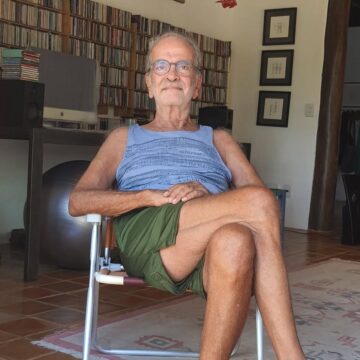 Vivendo na Bahia, Maurício Kubrusly completa 80 anos e recebe homenagem da esposa