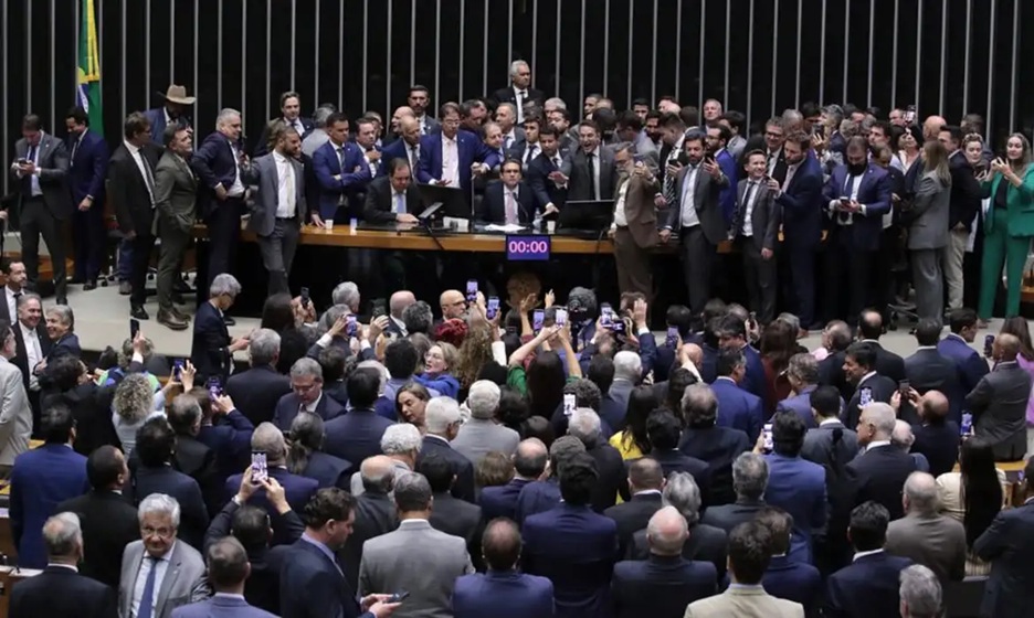 Corregedor da Câmara pede suspensão de três deputados envolvidos em motim