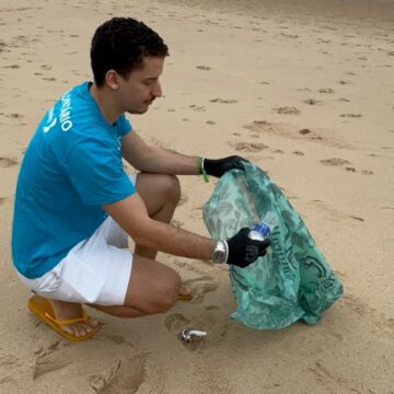 Mutirão de limpeza retira 166kg de resíduos nas praias de Salvador e Camaçari